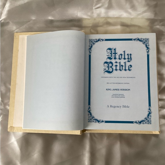 Royal Classic Portrait Edition Family Bible KJV - Picture 2 of 9